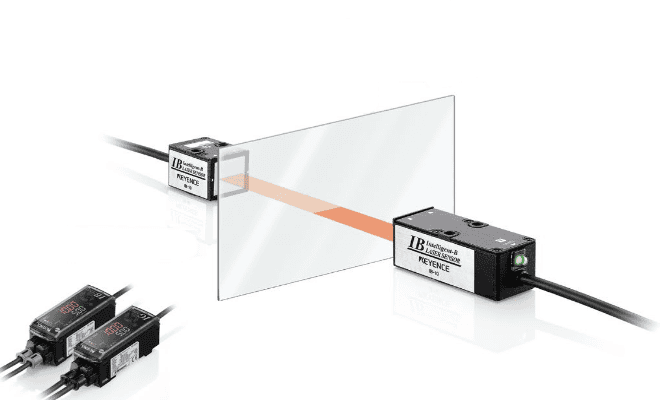 Sensor laser rojo midiendo amplitud cristal transparente